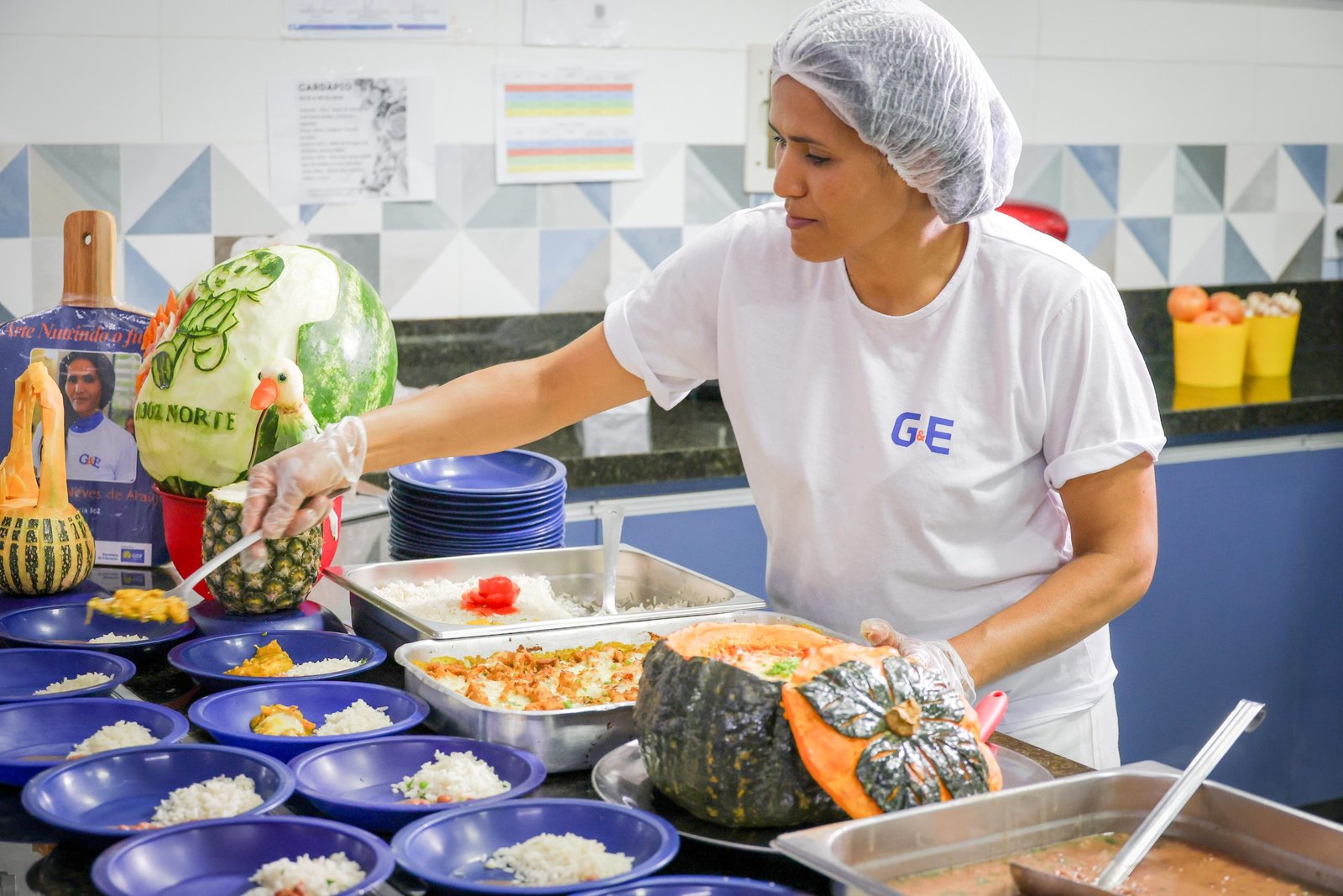 Merendeira transforma comida em arte em escola da Asa Norte