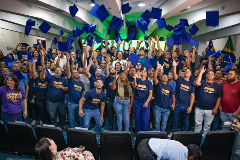 Governo entrega CNH a 240 novos motoristas