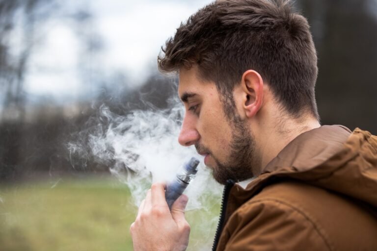 Usar vape equivale a carga de nicotina de 120 cigarros, diz pesquisa