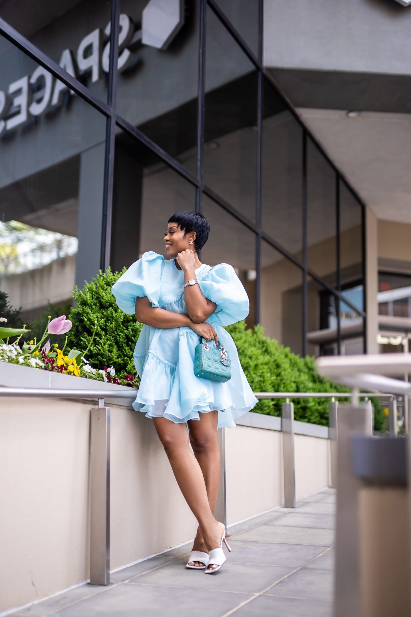 O melhor vestido para usar no brunch na idade: vestido Aje Riviera manga bufante
