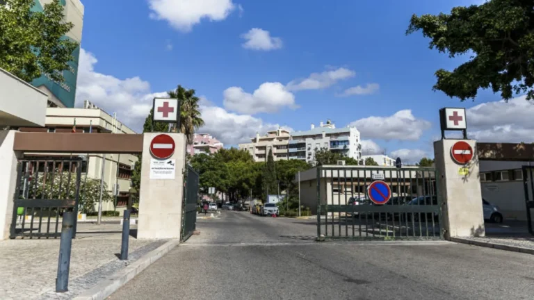 Ciclista de 28 anos em estado grave após colisão com carro em Faro