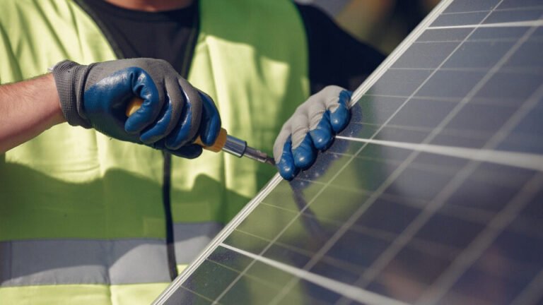 Painéis solares no telhado: distribuidoras recusam conexão de 25% dos novos sistemas