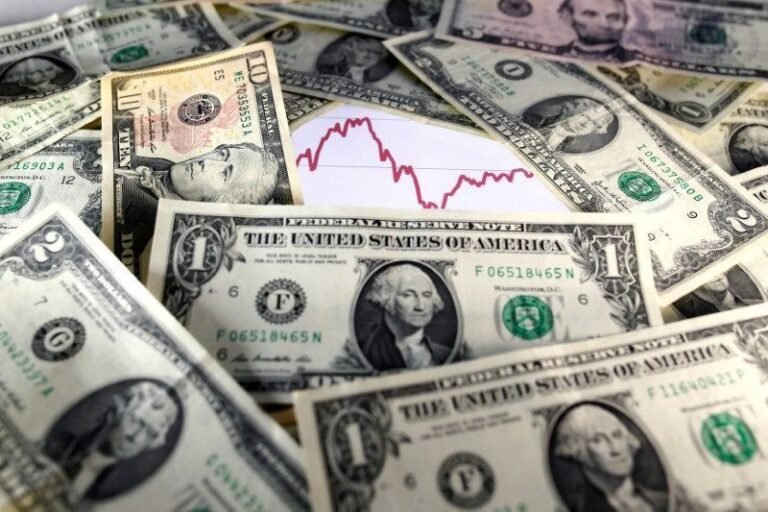 Dólar oscila com prévia da inflação e expectativa por medidas fiscais; bolsa sobe
