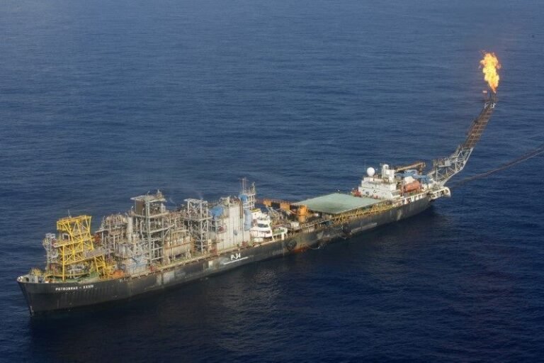 Petróleo fecha em baixa, com anúncio de cessar-fogo entre Israel e Hezbollah reduzindo tensões