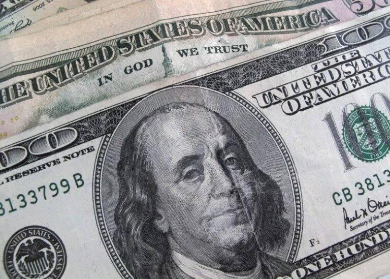 Dólar dispara a R$ 5,90 com incerteza fiscal e anúncio sobre isenção do IR; Ibovespa recua