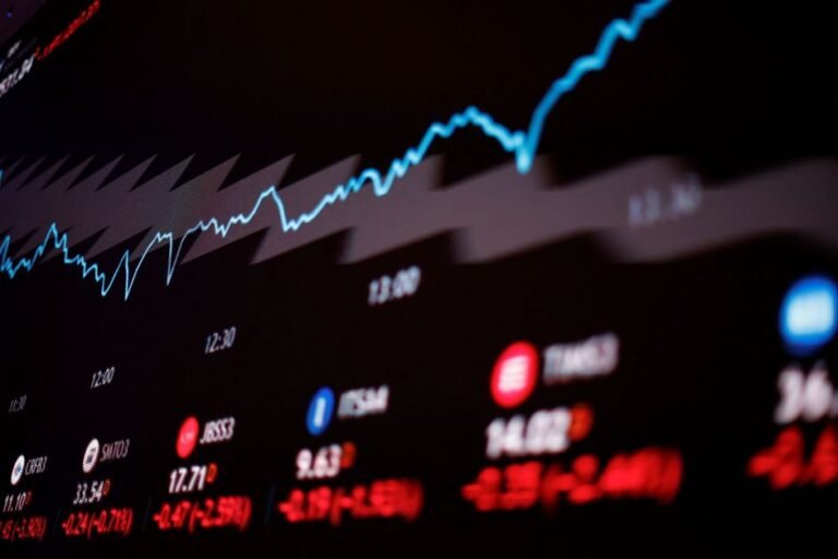 Ibovespa sobe 0,11% aos 129.125 pontos; dólar cai 0,17%