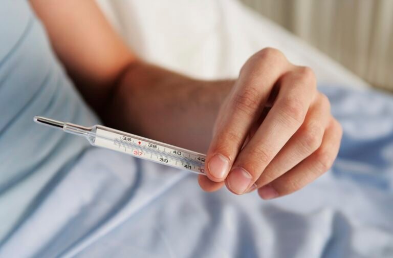 De febre a tosse: após quantos dias de sintomas devemos ir ao médico?