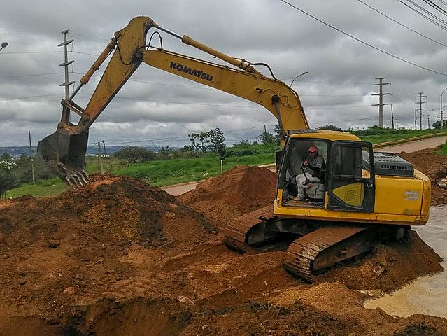 13/12/2024 - Manilhas de concreto são instaladas no acesso principal do Assentamento Dorothy Stang, em Sobradinho