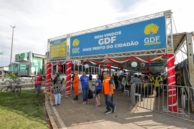 14/12/2024 - Ceilândia é beneficiada com oferta de diversos serviços do governo em carretas itinerantes