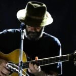 Almir Sater se apresenta no primeiro dia de programação da Sala Martins Pena aberta ao público