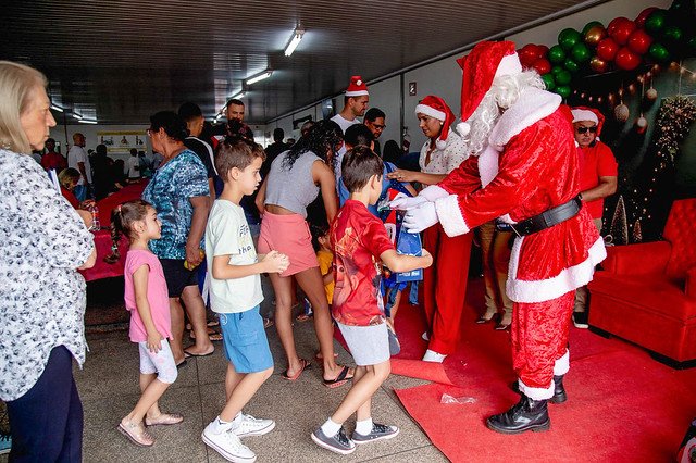 16/12/2024 - Nosso Natal leva 3 mil refeições e caravana do Papai Noel a Santa Maria