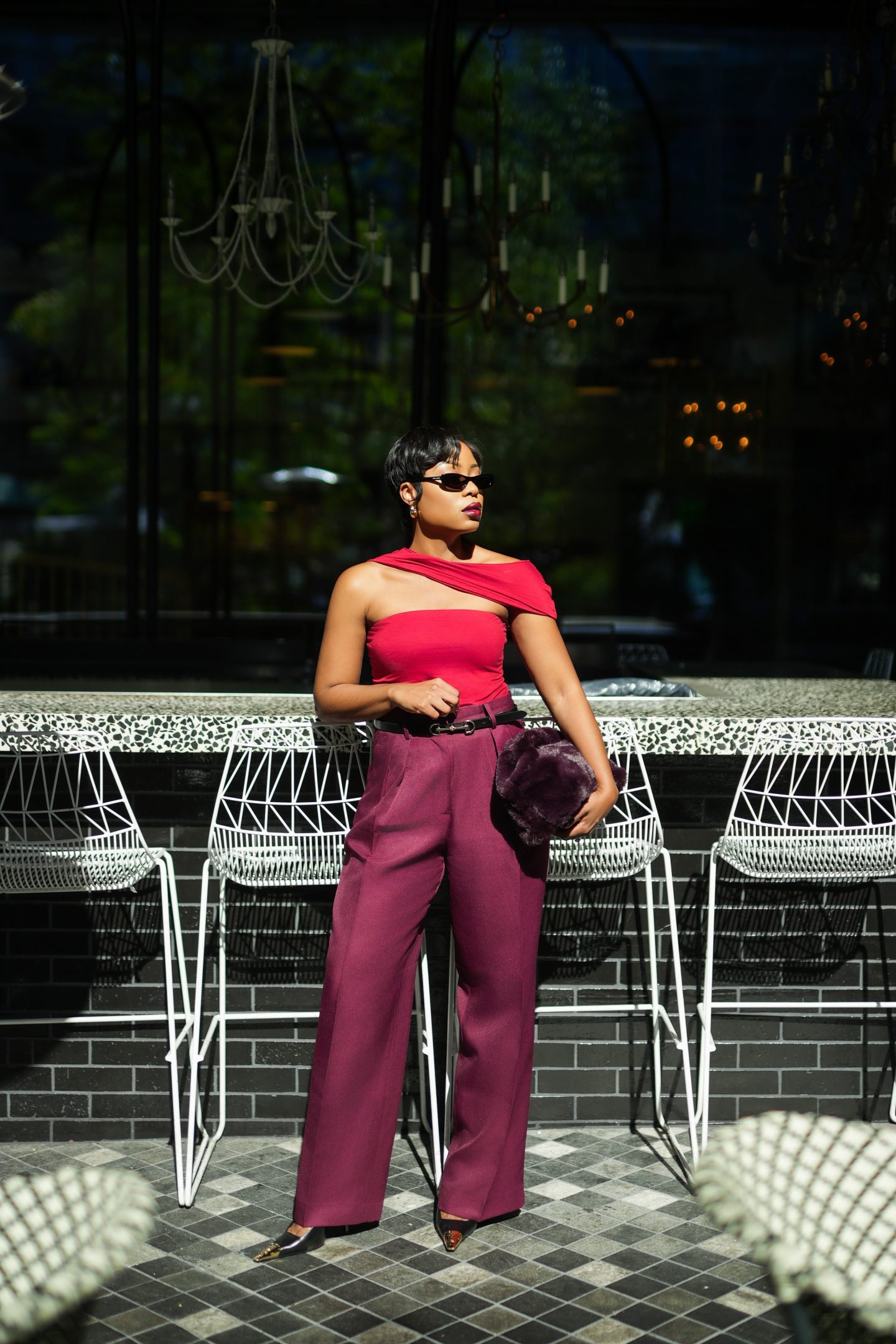 Stella Adewunmi com top Reformation, calça cor de vinho The Frankie Shop e salto Saint Laurent