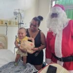Policial Noel leva alegria e presentes para crianças internadas no Hospital Regional de Santa Maria