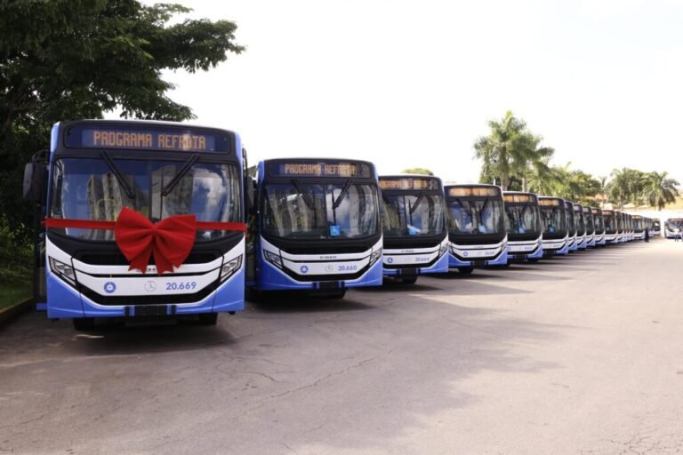 Governo entrega 46 novos ônibus
