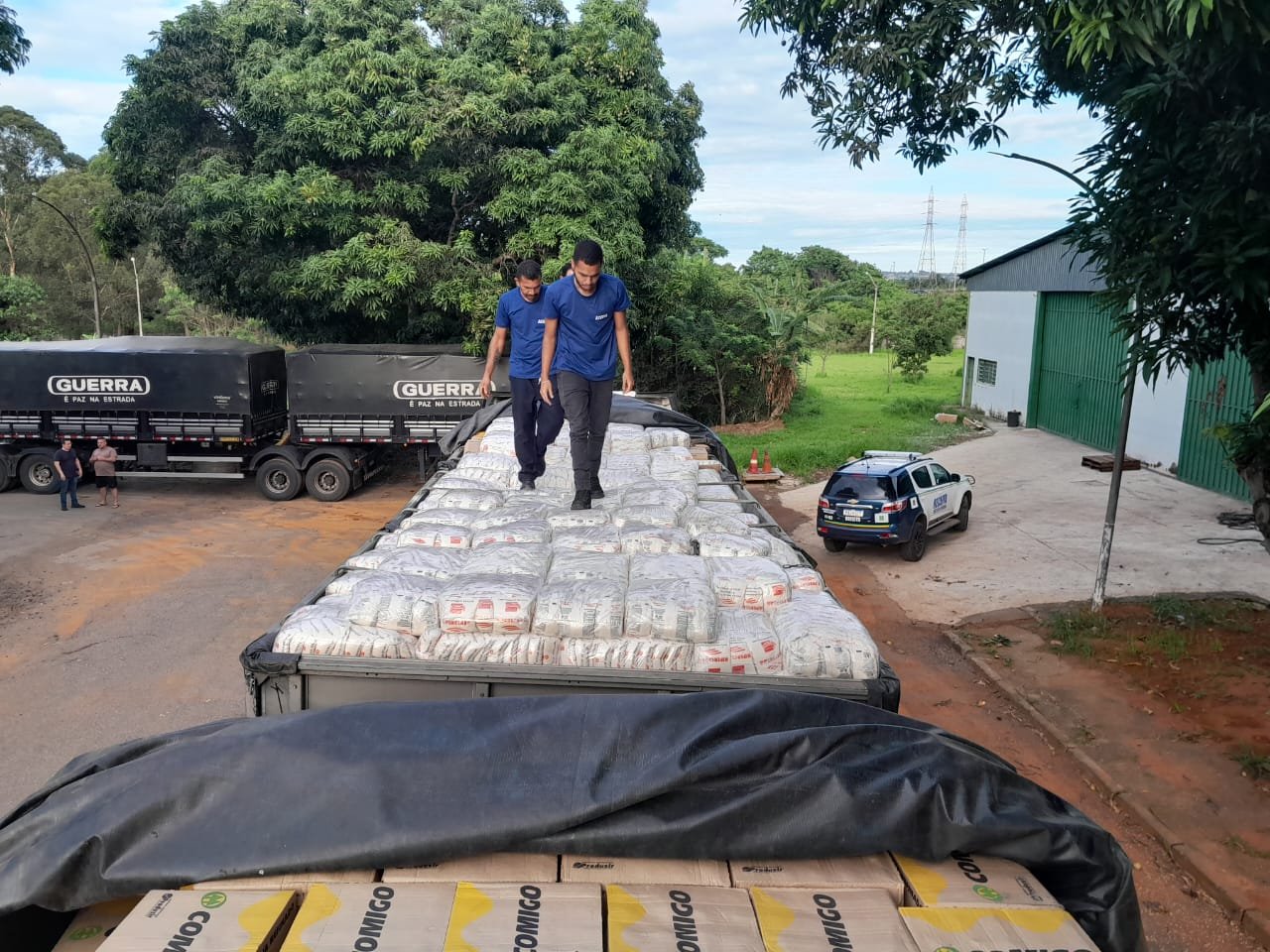 Operações apreendem 51 mil litros de óleo e 51 toneladas de açúcar e bebidas em rodovias do DF