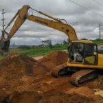 Manilhas de concreto são instaladas no acesso principal do Assentamento Dorothy Stang, em Sobradinho