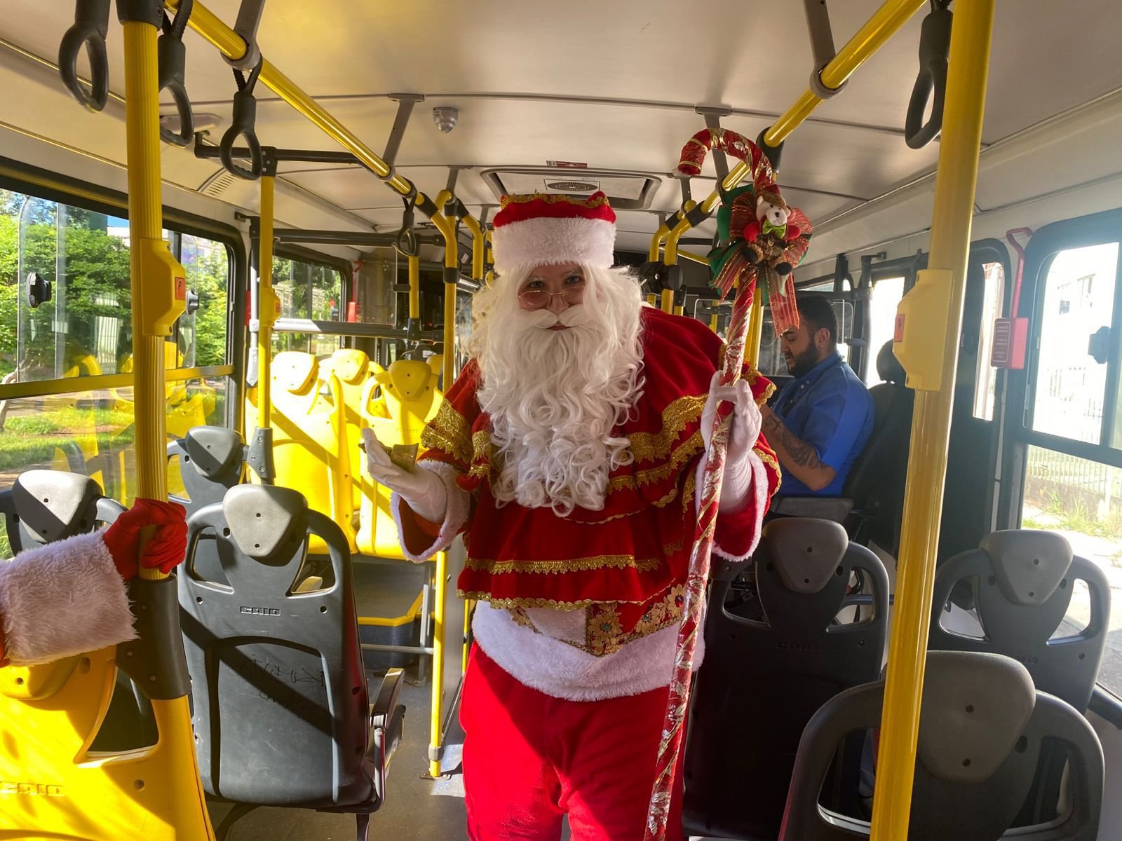 Ação natalina especial distribui panetones em linhas do transporte público do DF
