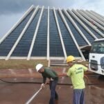 Equipes finalizam a limpeza interna e últimos retoques no entorno do Teatro Nacional