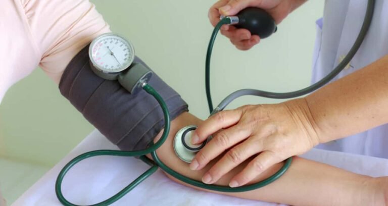 Pressão arterial 12/8 agora é considerada alta pela Sociedade Europeia de Cardiologia; saiba como controlá-la com a alimentação