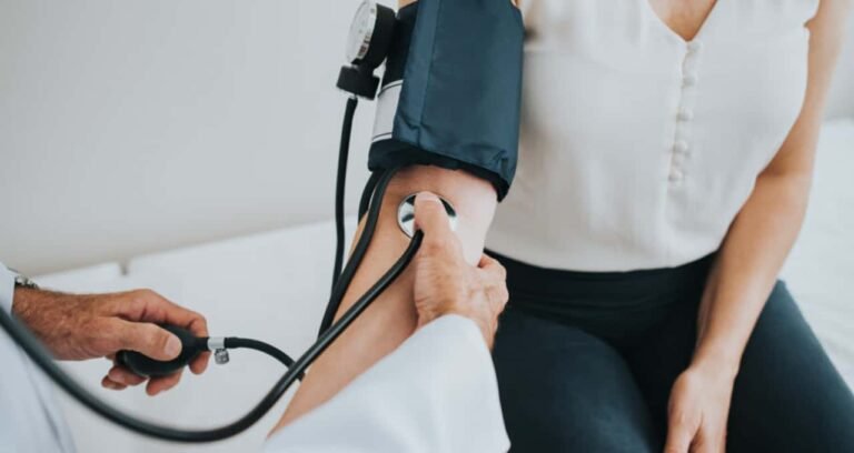 Cardiologistas passam a considerar pressão 12 por 8 alta; veja o que mudou