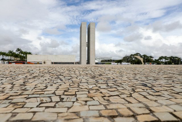 13/01/2025 - Após reforma, GDF inicia limpeza de pedras portuguesas da Praça dos Três Poderes