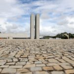 Após reforma, GDF inicia limpeza de pedras portuguesas da Praça dos Três Poderes