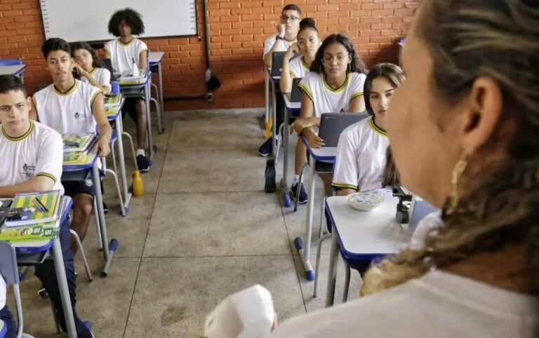 Goiás concede piso nacional para professores da rede estadual