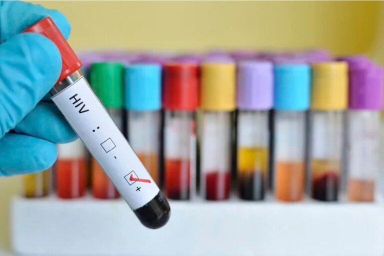 HIV cresce entre idosos. Confira 7 mitos e verdades sobre a infecção