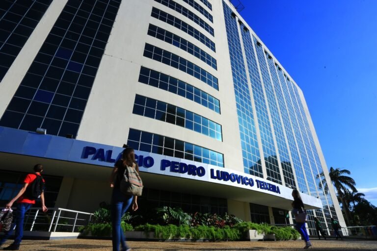 Governador sanciona reajustes e reestruturação de carreiras no valor de R$ 1,1 bilhão