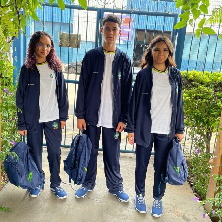 Educação estadual entrega 560 mil kits escolares a estudantes