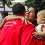Bombeiros do DF enviados para missão no Rio Tocantins são recebidos por familiares na volta para casa