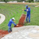 Plantio de mudas, grama e revestimento de piso marcam etapa de paisagismo do Drenar DF
