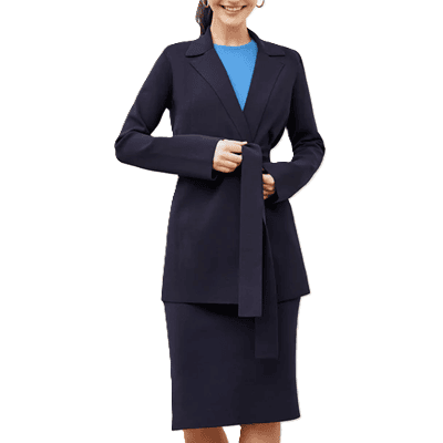 uma jovem profissional elegante usa um suéter longo que ela está amarrando sobre uma saia azul-marinho combinando; quase parece um terno