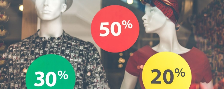 guardar manequins em vitrines; sinais coloridos dizem 30%, 20% 50%