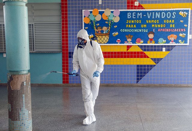 05/02/2025 - Combate à dengue: GDF reforça borrifação de inseticida em áreas de grande circulação