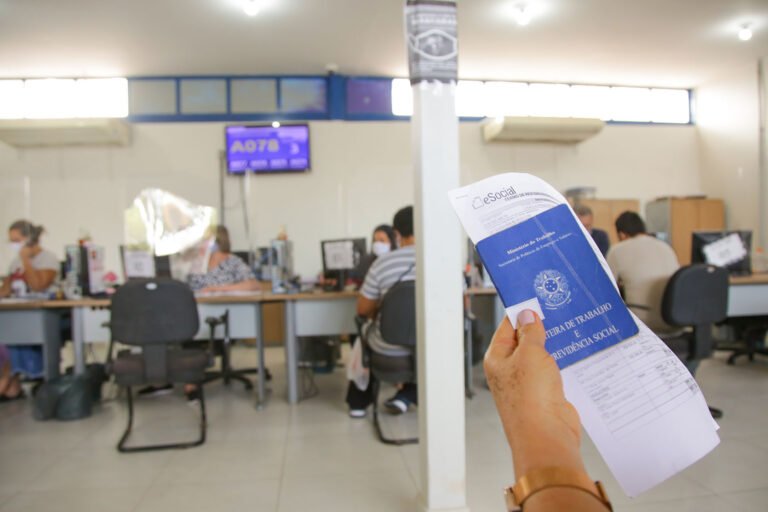 Agências do trabalhador têm 43 vagas exclusivas para pessoas com deficiência nesta terça-feira (25)