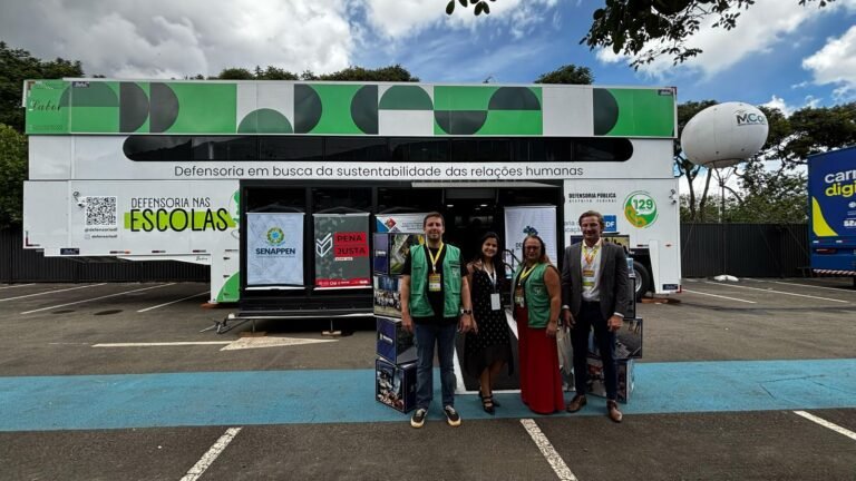 Unidade móvel de atendimento jurídico itinerante marca presença no Encontro de Novos Prefeitos e Prefeitas