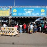 Em clima de Carnaval, GDF Mais Perto do Cidadão leva serviços públicos à Estrutural