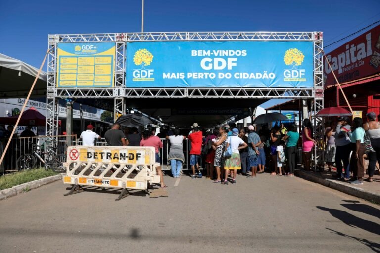 Em clima de Carnaval, GDF Mais Perto do Cidadão leva serviços públicos à Estrutural