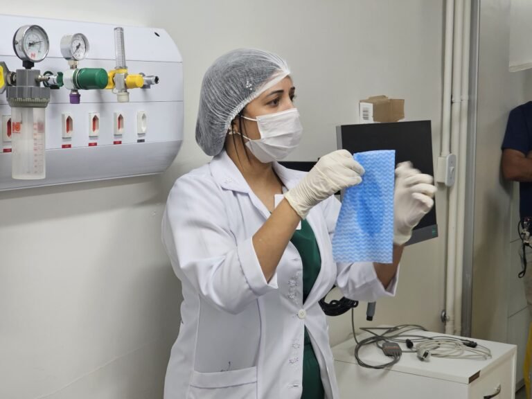 Colaboradores do HRSM fazem treinamento sobre limpeza e desinfecção de superfícies
