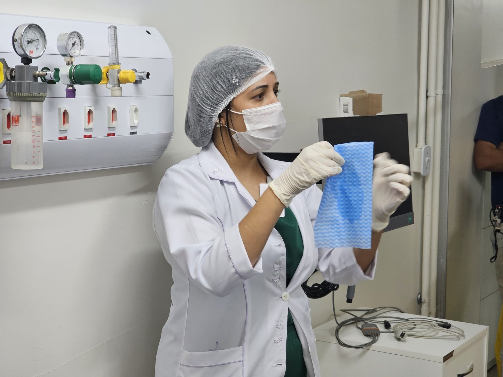 Colaboradores do HRSM fazem treinamento sobre limpeza e desinfecção de superfícies