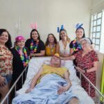 Pacientes acamados recebem visita domiciliar em clima de Carnaval
