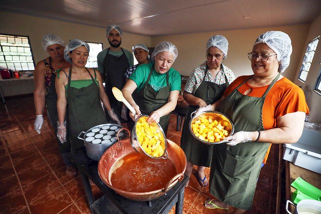 01/03/2025 - Produtores rurais de Planaltina aprendem técnicas para aproveitar frutas e evitar desperdício