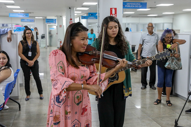 12/03/2025 - Violonista faz serenata em agradecimento ao atendimento dos profissionais do Na Hora