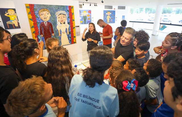 14/03/2025 - Estudantes com deficiência auditiva visitam exposição de artista surdo