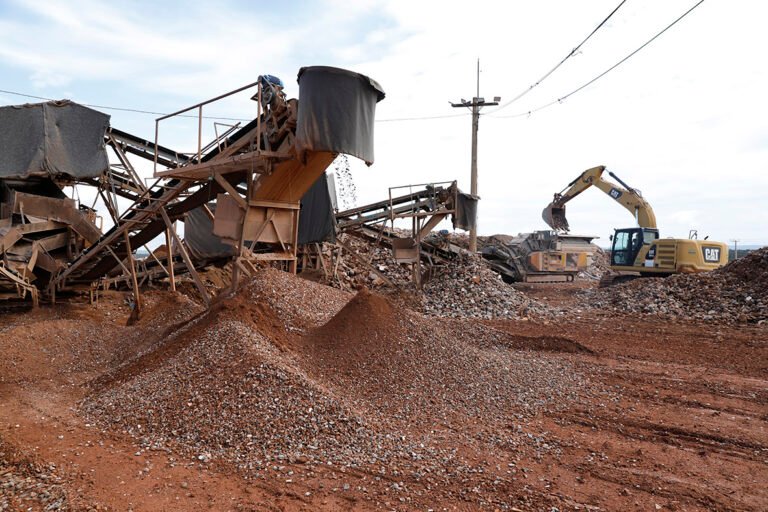 Entulhos reciclados são reaproveitados em obras públicas e conservação de vias não pavimentadas