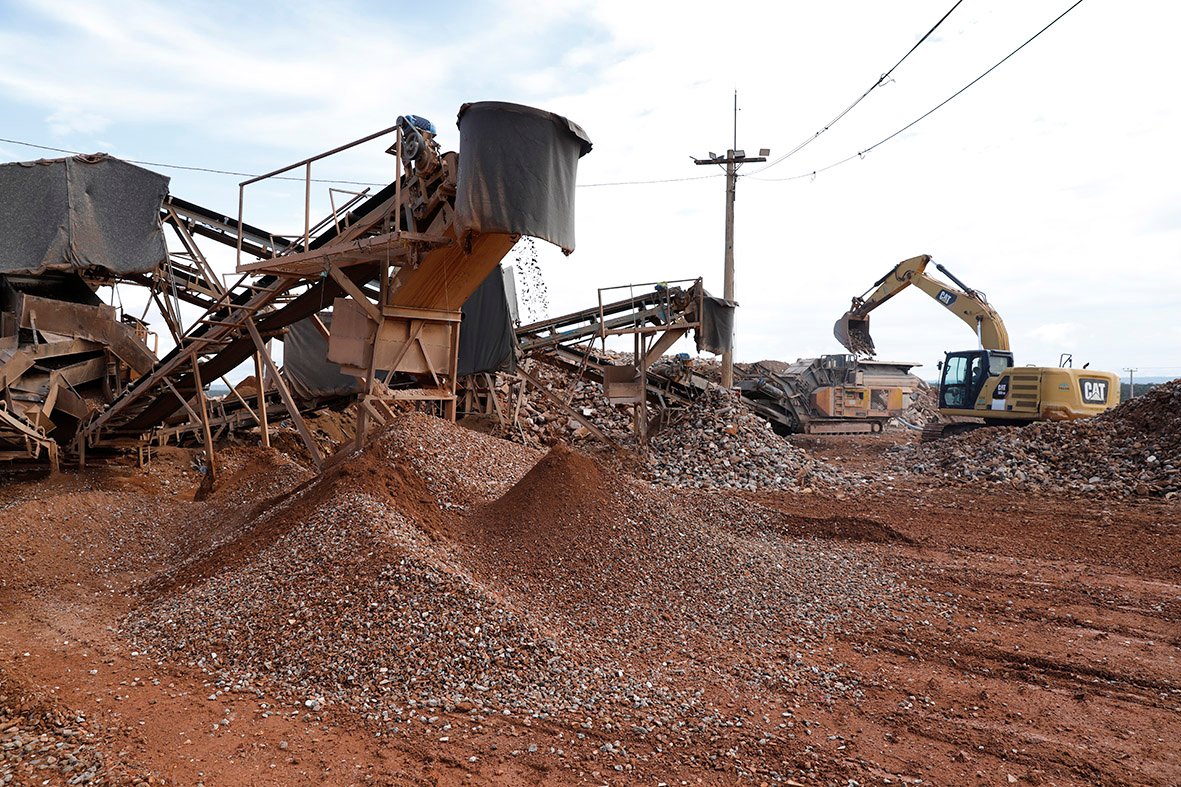 Entulhos reciclados são reaproveitados em obras públicas e conservação de vias não pavimentadas