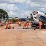 Concretagem em pavimento rígido leva mais conforto e segurança para condutores e durabilidade às vias do DF