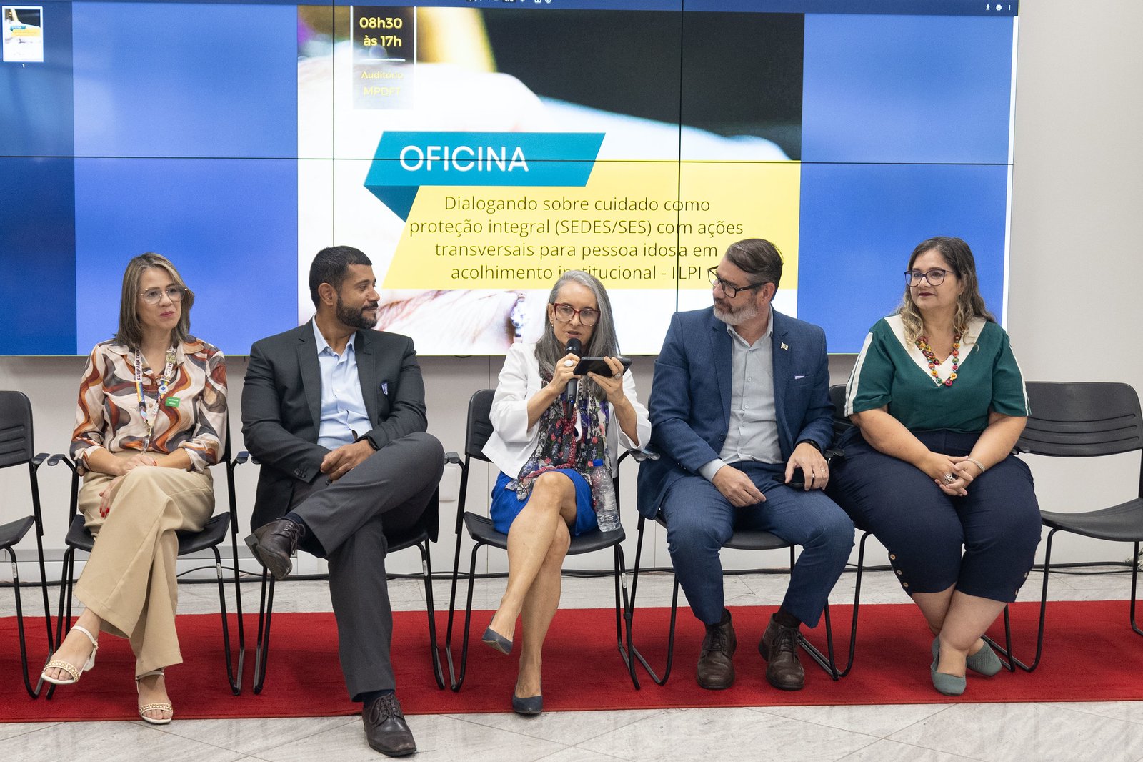 Profissionais da saúde e da assistência social debatem estratégias para idosos em acolhimento