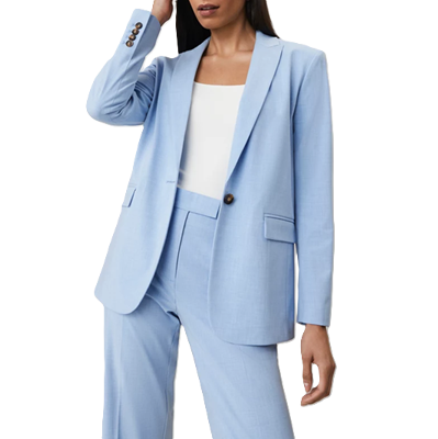 Mulher de empresária usa terno azul claro